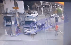 Captura-20de-20tela-202024-09-16-20121333-300x192 Tensão em Salvador: Motociclista Baleado, perde o Controle, invade posto de gasolina e provoca acidente!